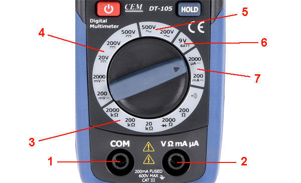 Панель управления прибора DT-105: 1 – терминал «COM» (общий); 2 – терминал активного измерения универсальный; 3 – секция переключателя на измерение сопротивлений; 4 – секция переключателя на измерение постоянного напряжения; 5 – секция переменного напряжения; 6 – секция проверки источника питания (батареи); 7 – секция измерения тока