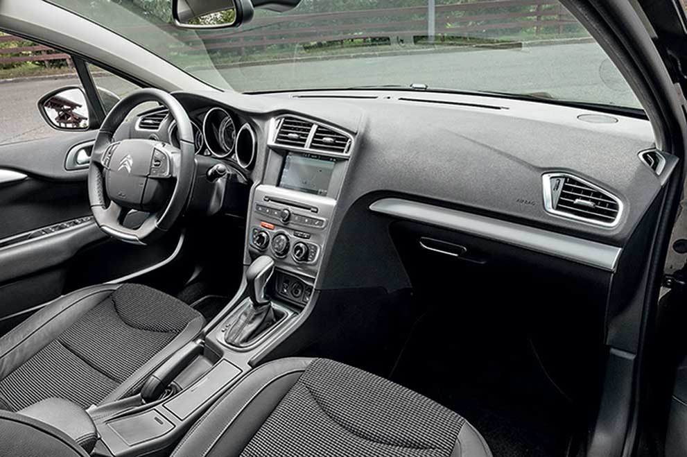 Внутри отличия Citroen C4 II поколения от машины предыдущей генерации не радикальные.