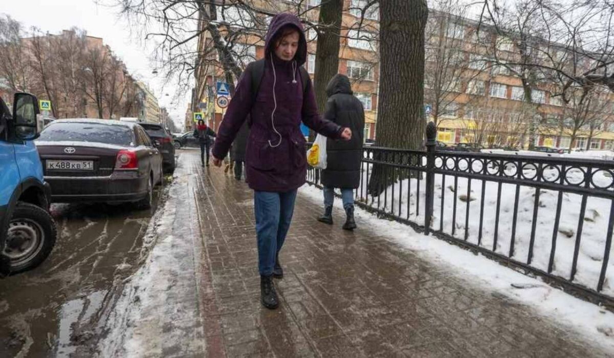     Люди в гололедицу. Источник: kp.ru Автор фото: Юлия Пыхалова