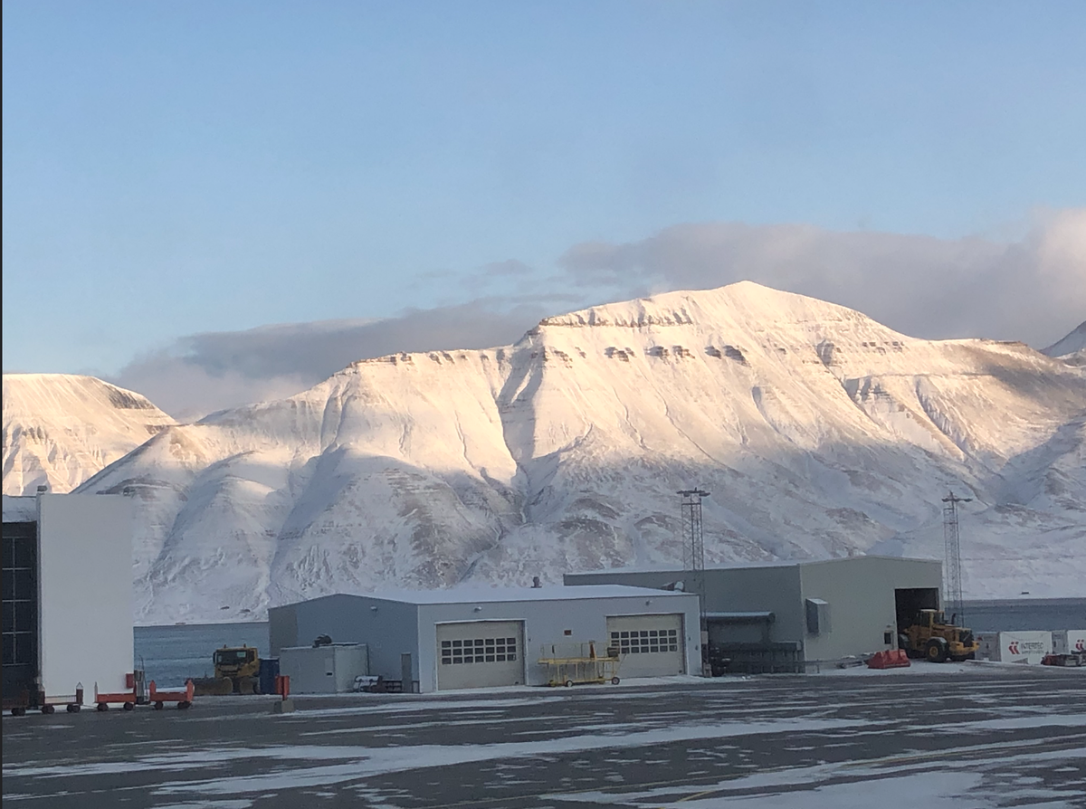 Горы вокруг аэропорта Svalbard (Лонгйир_ с земли