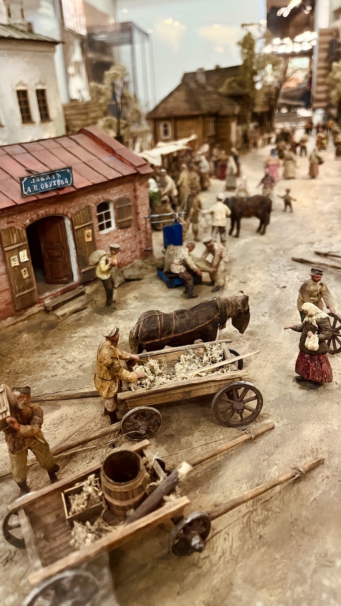 А вот раньше люди как-то успевали все. Но у них не было интернета. Макет старой деревни в Этнографическом музее
