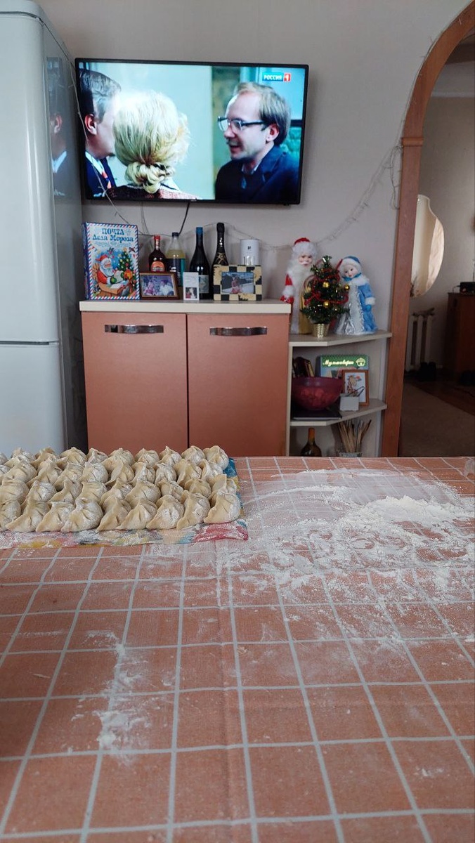 Ничего не меняется. Традиционная лепка пельменей 31 декабря. Вся батарея пузыриков на тумбочке подарена. В этом году я подкупила только бутылочку тоника. Сплошная экономия!
