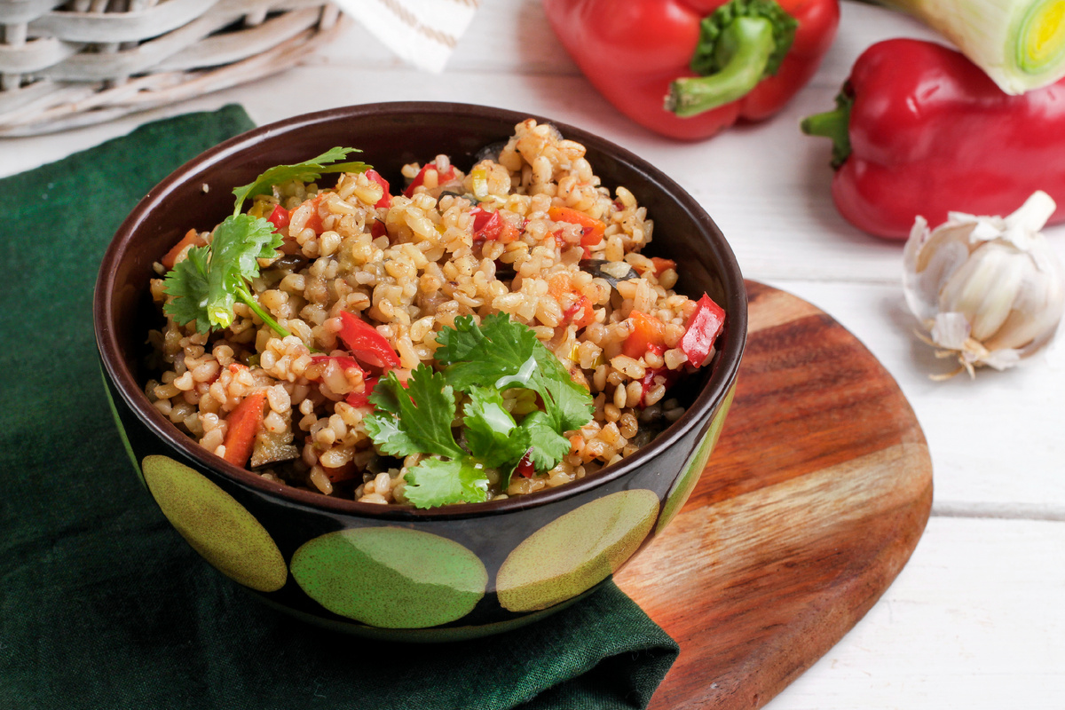 Плов из булгура с луком-пореем, перцем и баклажанами