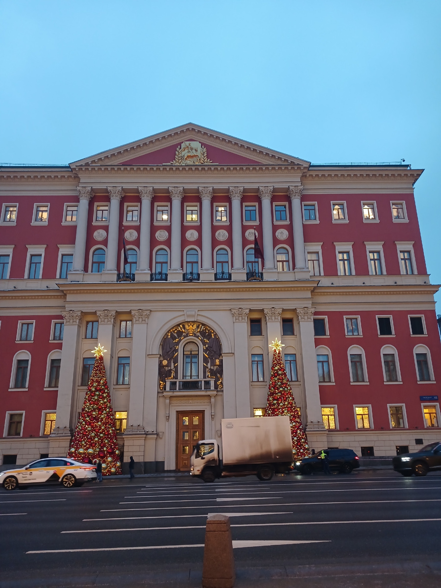 Здесь с балкона выступал сам Ленин