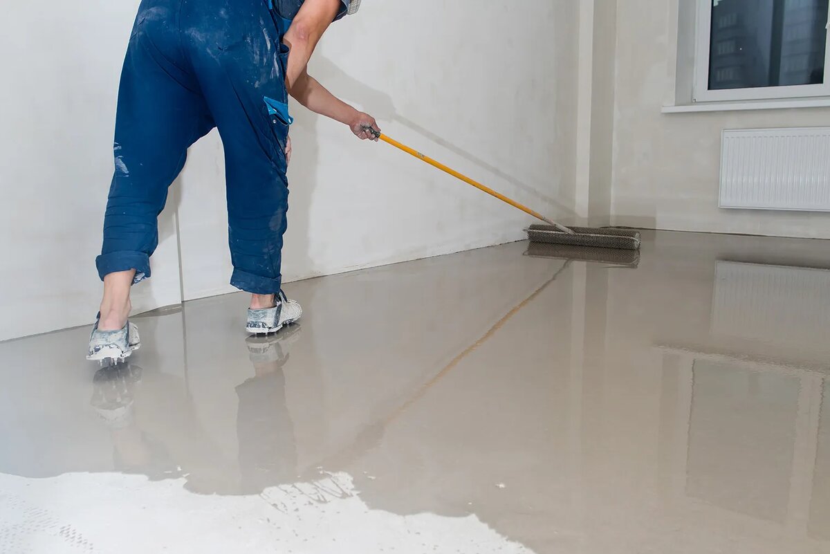 Наливной пол — это жидкая смесь, которая сама растекается, образуя идеально ровную поверхность. Но за кажущейся простотой кроется много нюансов. Источник: fudfoto / iStock
