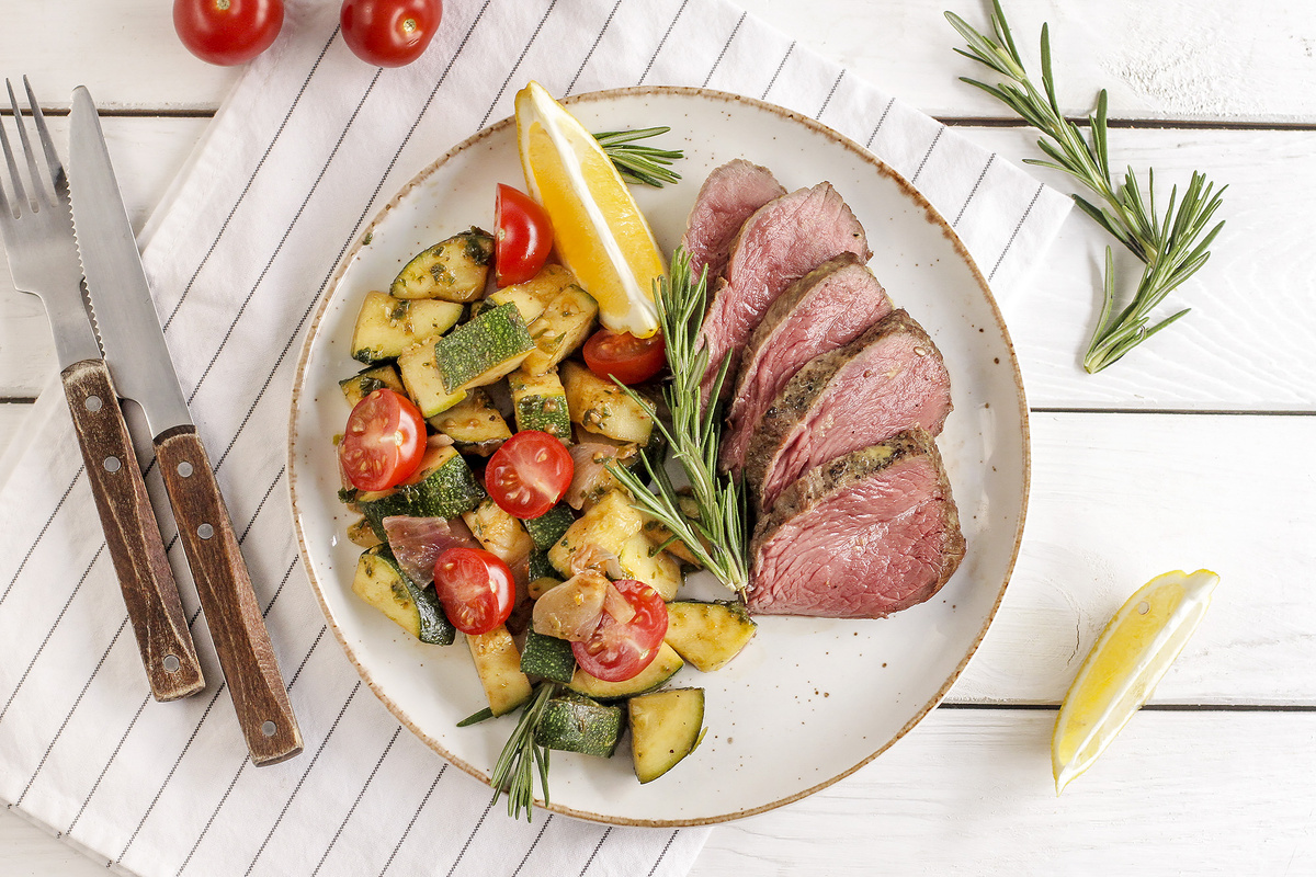 Ростбиф в медово-горчичном маринаде с овощами и розмарином