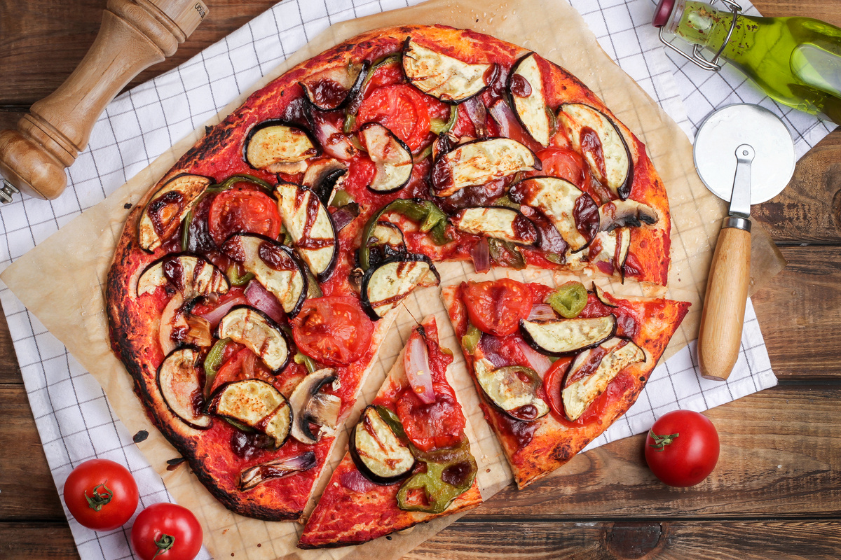Пицца «Пармиджана» с баклажанами, томатами и шампиньонами