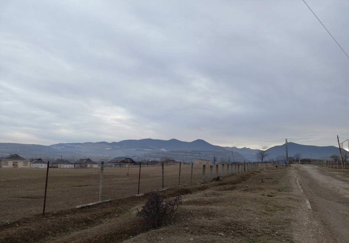 Фото автора: в горном селе, вид на горы (Дагестан, январь 2024)
