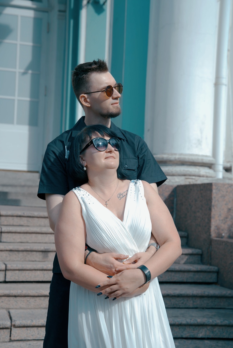 Быть семьей- идти держась друг за друга ,мыслить и развиваться вместе , ну и конечно как в народе говорят : "муж и жена одна сатана ". 