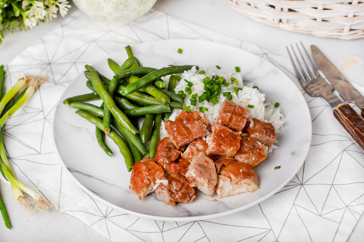 Свинина Чар Сиу в традиционном азиатском маринаде, с рисом и зеленой фасолью