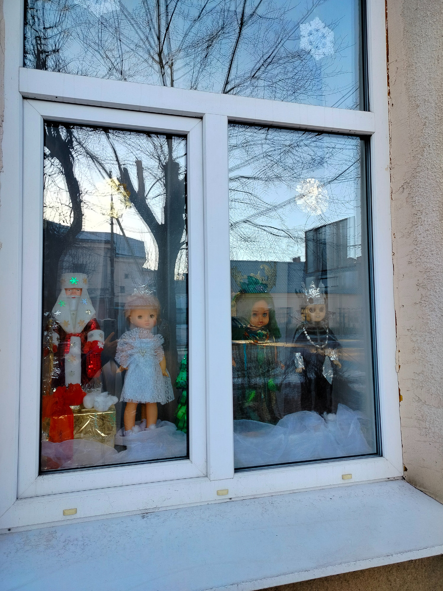 Через окно снимать трудно. Вертелась долго, никак не выбрать удачный ракурс, чтоб стекло не бликовало