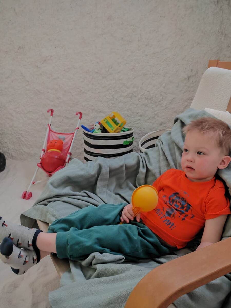 Петя, как на пляже. Но смотрит мультик