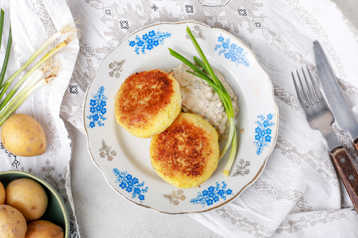 
Колдуны - белорусские картофельные зразы с мясом в грибном соусе