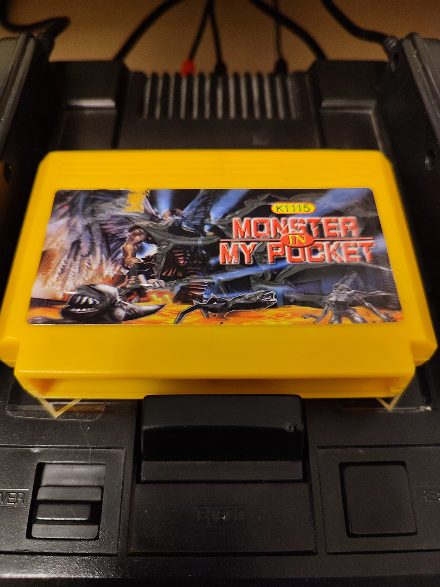 Фото сделаны мной. На фото игра "Монстр в моем кармане". Оригинал игры "Monster in My Pocket", разработан Konami и выпущен Konami, Palcom, в 1992г., для платформы NES. Программисты Эцунобу Эбису, Сиро Мурата. Фото демонстрирует начальную заставку игры, а так же общий визуальный фон игры. Подробнее об этом рассказано в статье. Все материалы принадлежат правообладателям и размещены исключительно в информационных целях.
