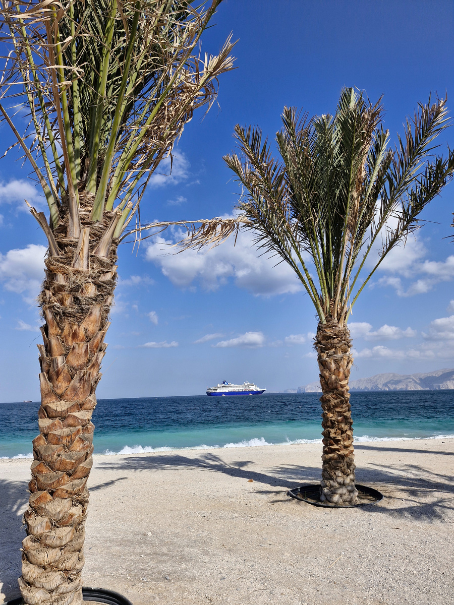 Пустой пляж и наш лайнер