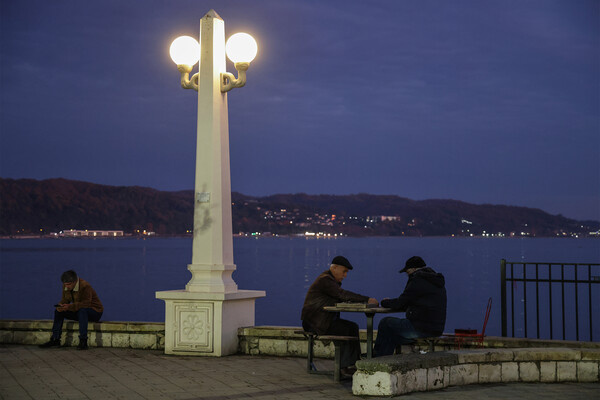 Горожане на набережной Махаджиров, Сухуми, Абхазия, 2024 год / Дмитрий Феоктистов/ТАСС   📷