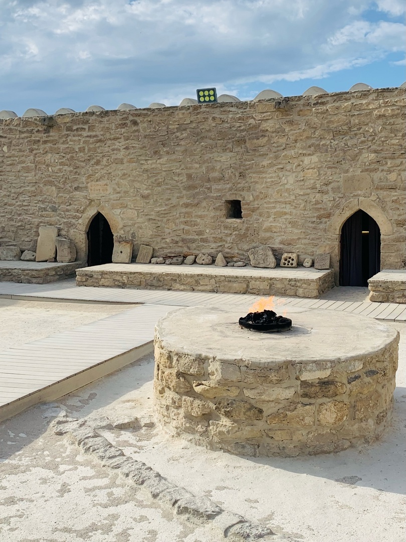 Природный газ выходит на поверхность земли и воспламеняется. Древние люди не знали природу явления и обожествляли огонь