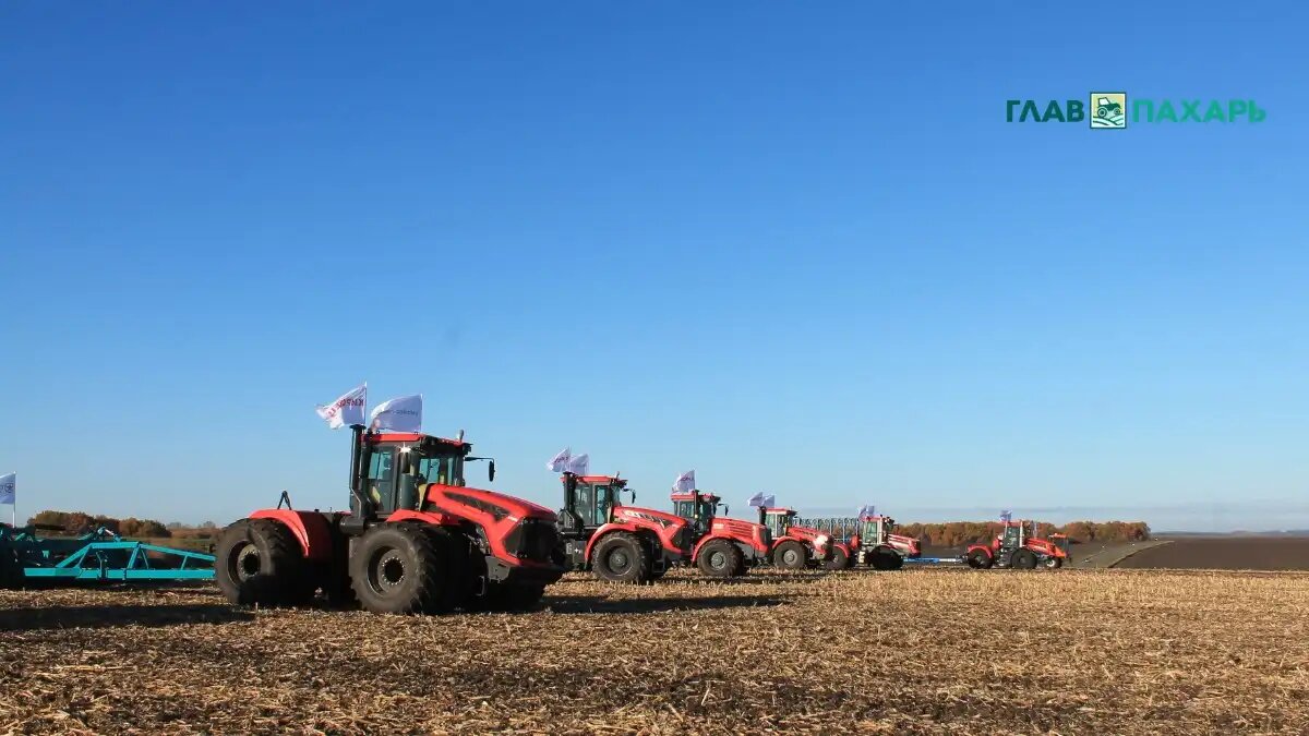 Фото: © Артем Борисов / Glavpahar.ru Тракторы КИРОВЕЦ в поле (фото иллюстративное)
