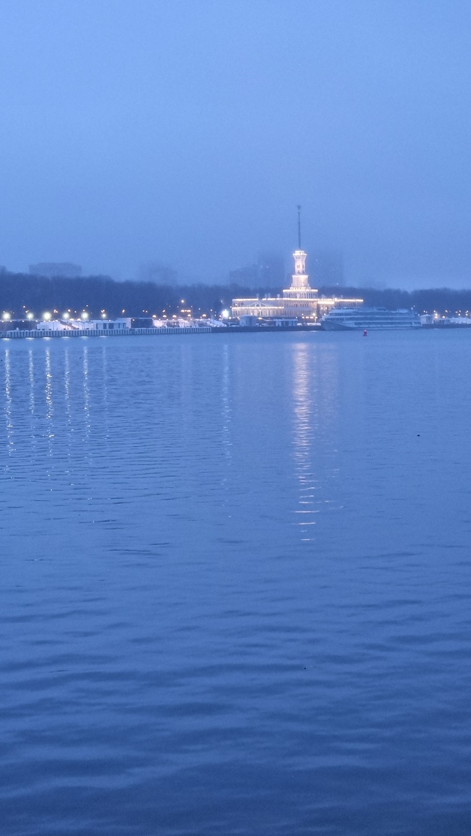 Речной вокзал в Москве. Со стороны парка Северное Тушино, через Химкинское водохранилище.