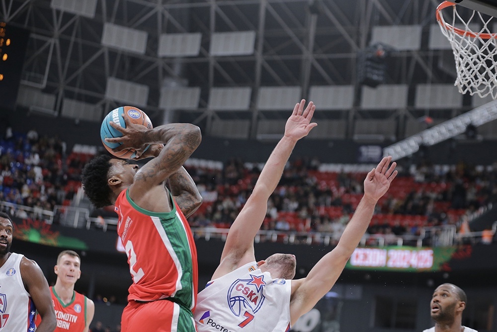    Точность Патрика Миллера (слева) помогла "Локомотиву-Кубани" в концовке матча с ЦСКА. / VTB League