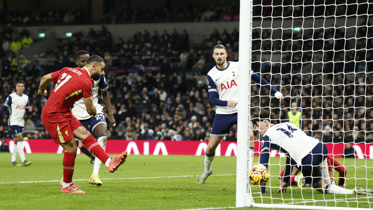    Нападающий «Ливерпуля» Мохамед Салах (слева) забивает четвертый гол команды в матче АПЛ с «Тоттенхэмом» (6:3) 22 декабря. Reuters