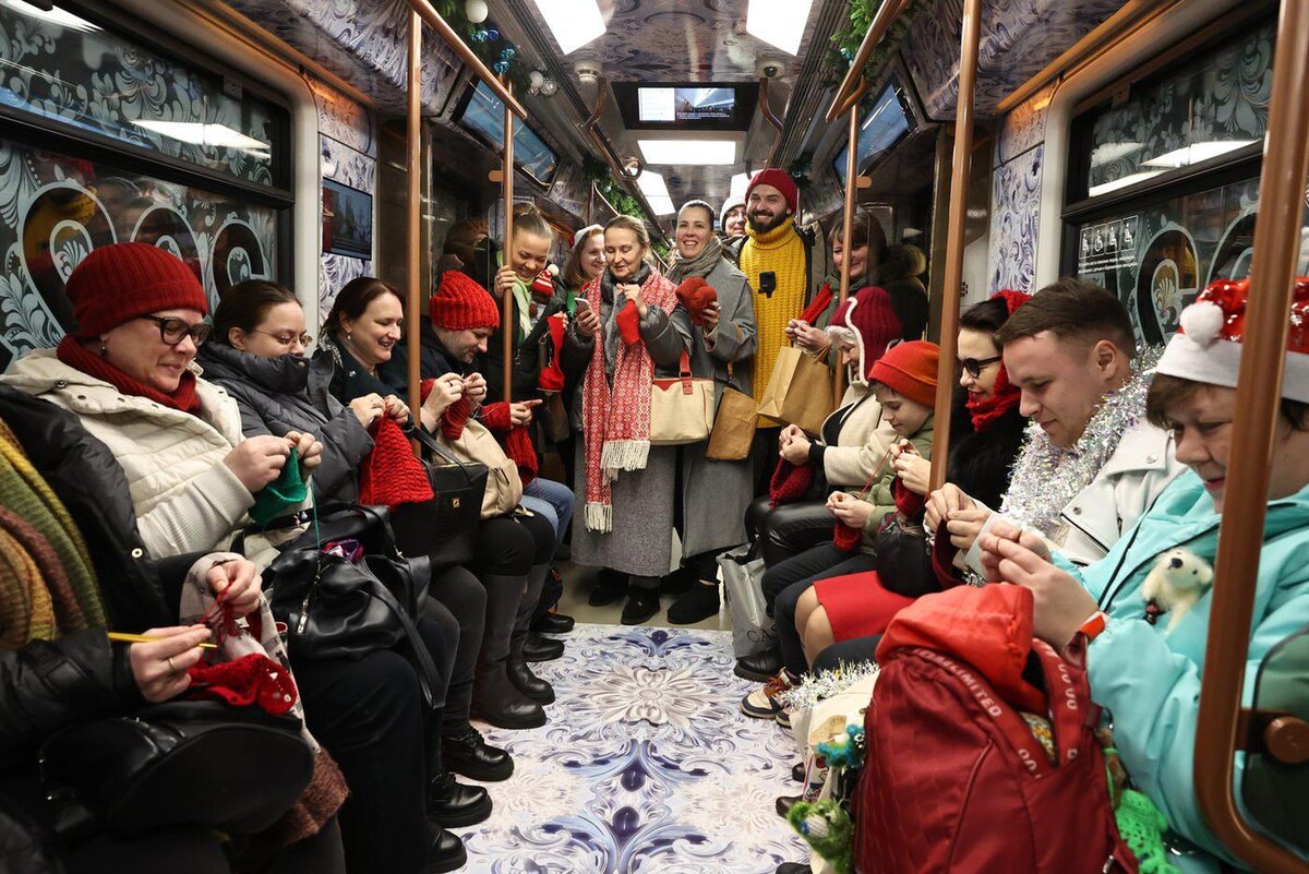 В таком составе вязальщики проехали два полных круга Кольцевой линии метро. Елена Купцова