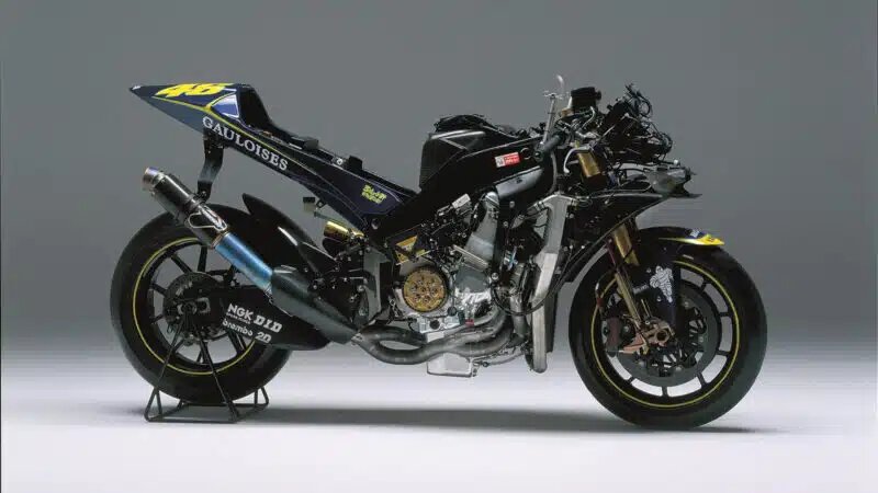 В конце сезона 2004 года «M1» Росси «раздели» – мотоцикл по-прежнему оставался неотшлифованным бриллиантом. Версию 2005 значительно улучшили