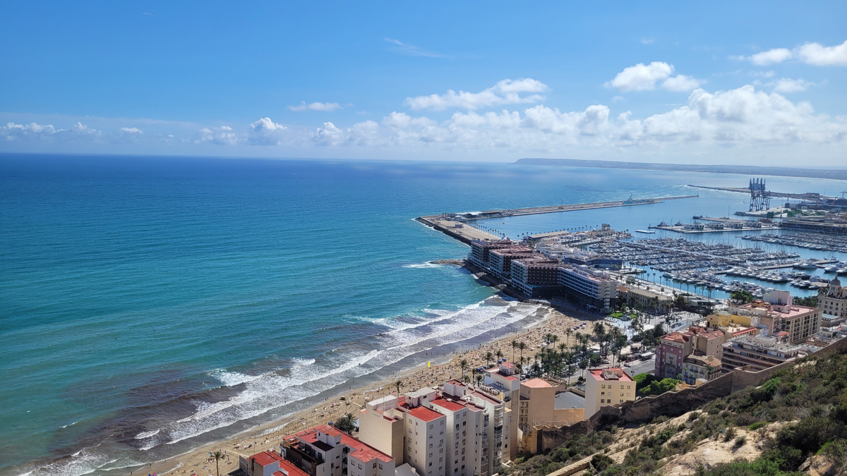 Аликанте. Вид на город из крепости Санта-Барбара. Фото автора.