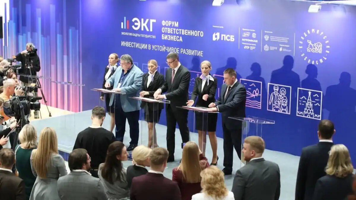 Фото: telegram-канал губернатора Владимирской области Александра Авдеева
В рамках ЭКГ-форума было подписано соглашение о создании нового промпроизводства колёсных тракторов тяговых классов компании «Владимирский Трактор»