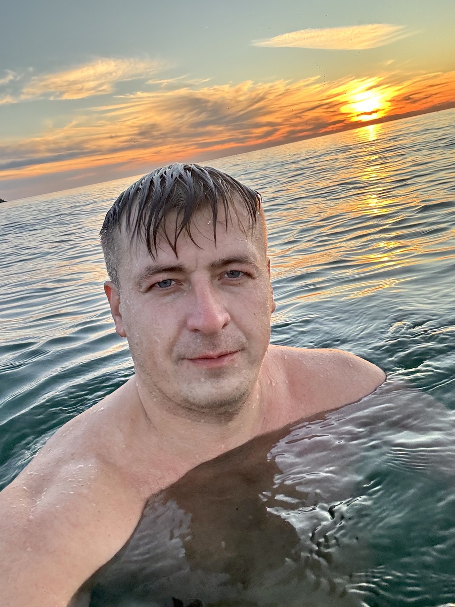 Туристы, которые планируют посетить курорт в межсезонье, интересуются, можно ли купаться в Сочи зимой. На самом деле, все зависит от того, насколько закален ваш организм и нравится ли вам купание в холодной воде.