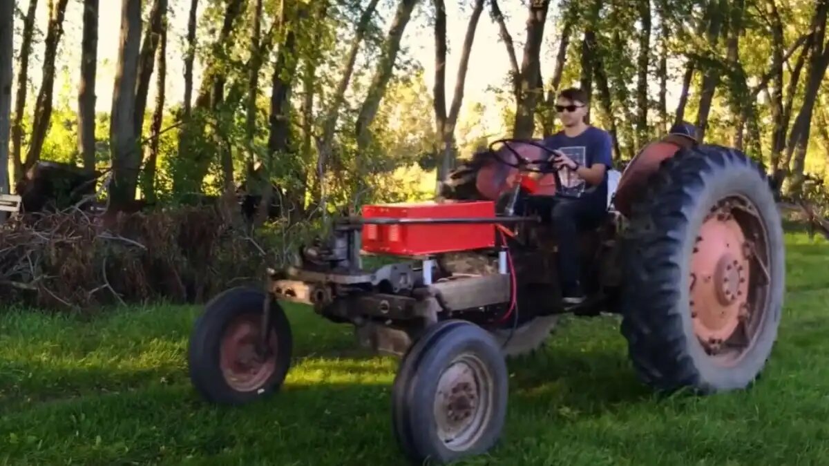Фото: Скриншот с видео, опубликованного на YouTube-канале LiamTronix
Электротрактор Massey Ferguson Model 65
