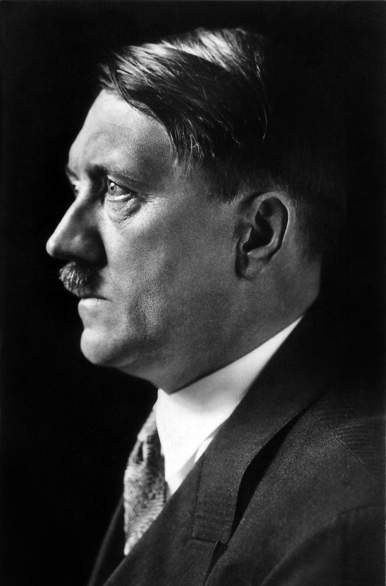 Психопат, маньяк и одержимый Адольф Гитлер.