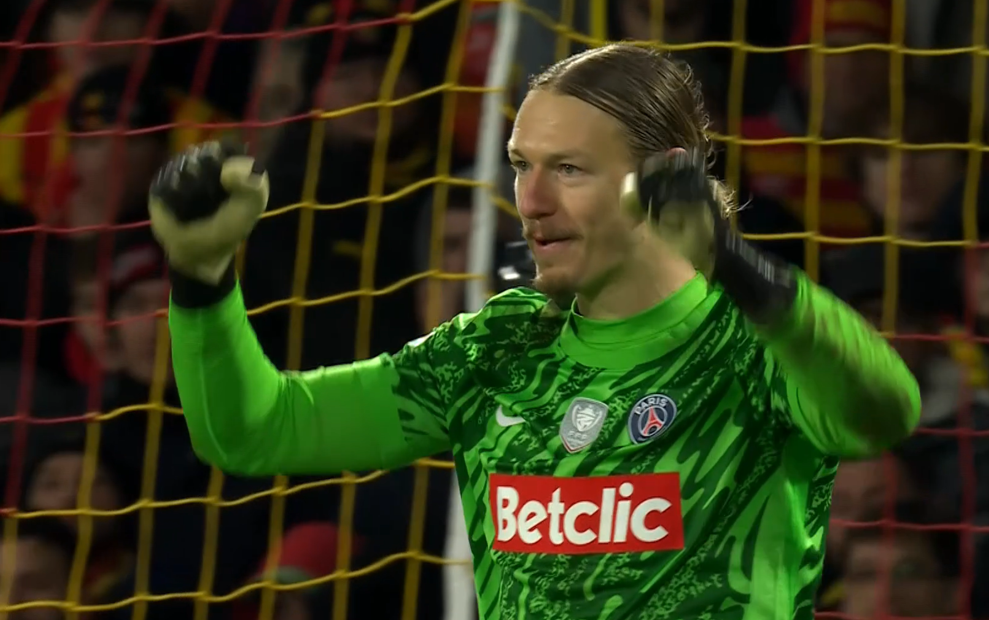 Матвей Сафонов после решающего спасения в серии пенальти против "Ланса". Фото: соцсети