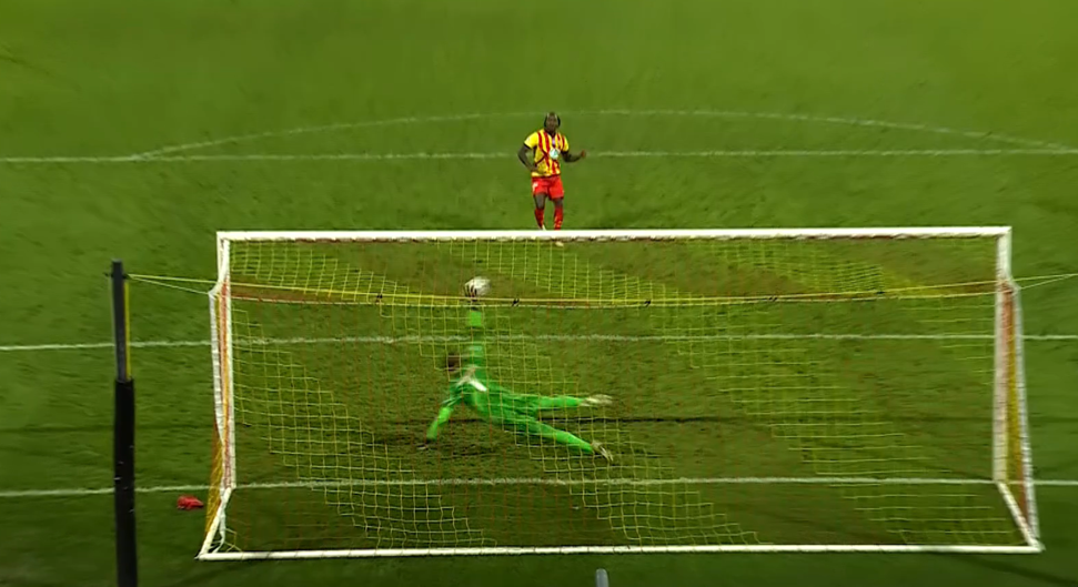 Первый из отраженных Сафоновым 11-метровых. Фото: соцсети