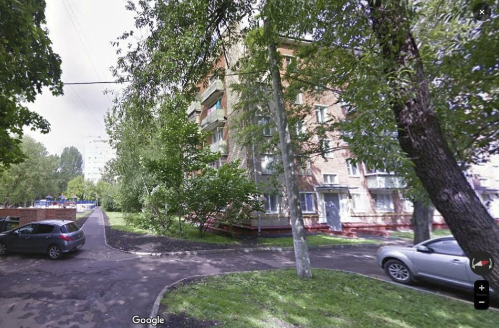 Вид летом на наш подъезд, но мое окно выходят во двор. Источник Google Maps.