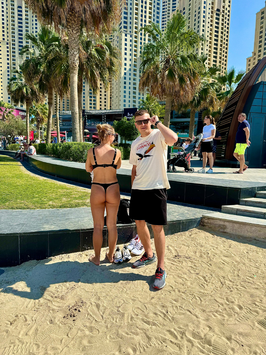 Дубай в январе трещит от количества туристов и переливается рождественскими огоньками. Но так только в начале месяца, а затем наступает отличный период для недорогого отдыха у моря.

По личному опыту могу сказать, что зимой в Дубае приятно и по погодным условиям, и по ценам, и по некоторым другим пунктам. Поэтому, если вы, как и я планируете свой грядущий зимний отпуск в ОАЭ, то эта статья даст вам зеленый свет.

Итак, далее я расскажу, какой Дубай в январе и какая там погода и температура моря, какими развлечениями наполнить свои новогодние каникулы, какой из эмиратов, помимо Дубая, выбрать для лучшего отдыха, и в каком отеле остановиться.