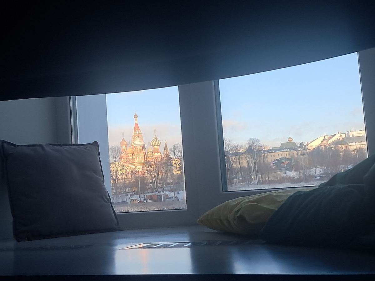 С таким видом из окна я проснулась в первый день своего персонального нового года. Ну, неплохо: утро красит нежным светом и далее по тексту...