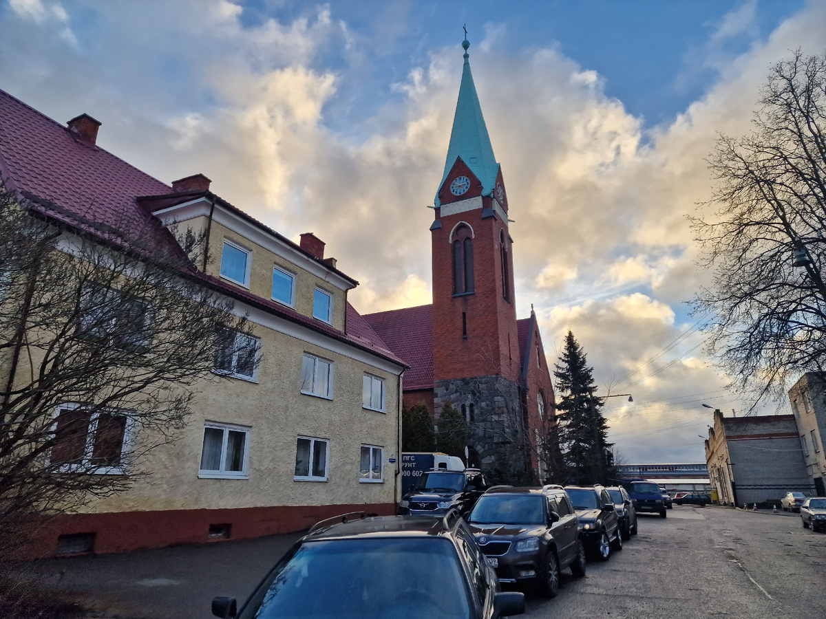 Фото автора: как раз сохранившиеся строения. А это не костёл, а Православная церковь