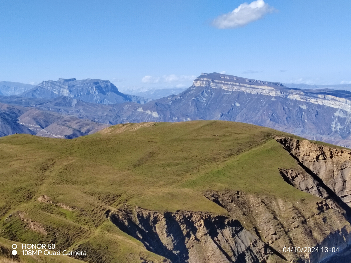 Вид на гору Маяк и Седло гору