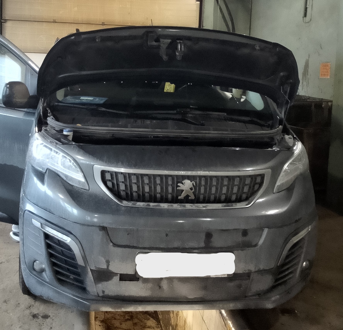 Вид ТС спереди.