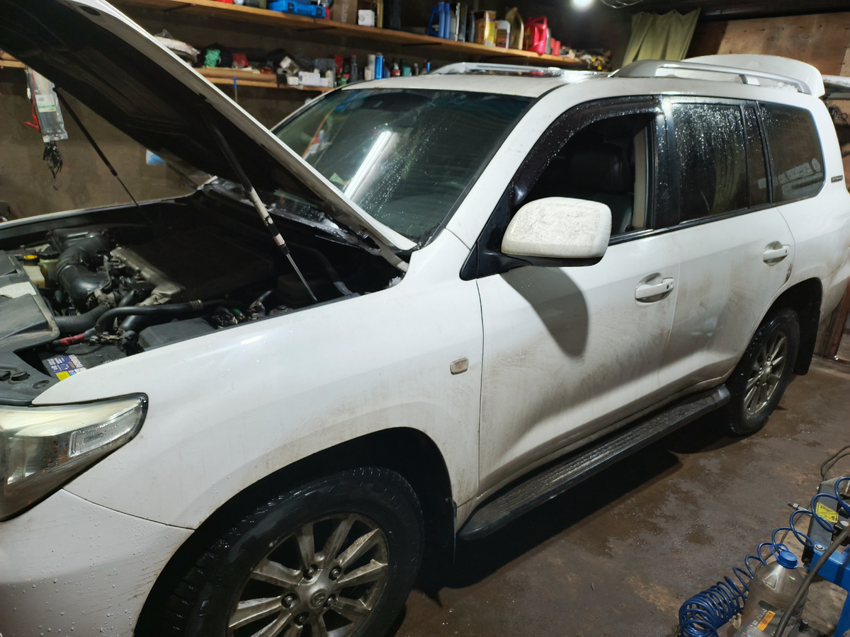 Отсоединяем клеммы с аккумулятора.