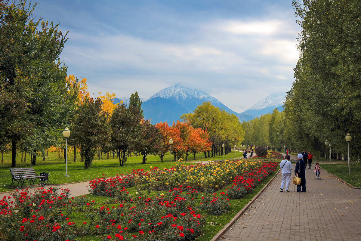 В парке Первого президента Казахстана помпезная входная группа с фонтаном и прекрасные виды на горы Тянь-Шань