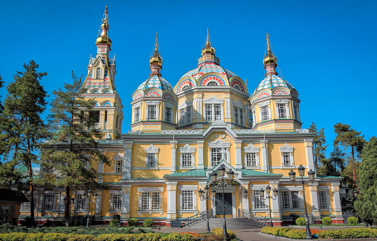В парке расположен Вознесенский кафедральный собор 1907 года постройки, известный своей сейсмостойкой конструкцией, а также искусными росписями стен внутри