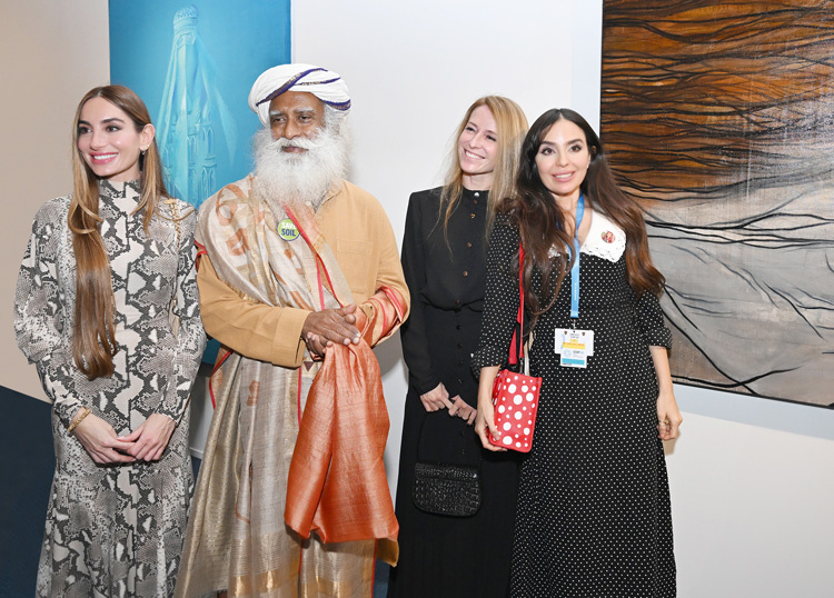Руководитель Baku Media Center Арзу Алиева, индийский йогин Садхгуру, сербская художница Гала Чаки и куратор выставки Лейла Алиева