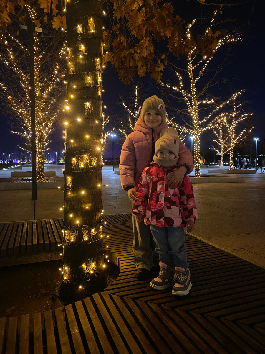 Две малышки