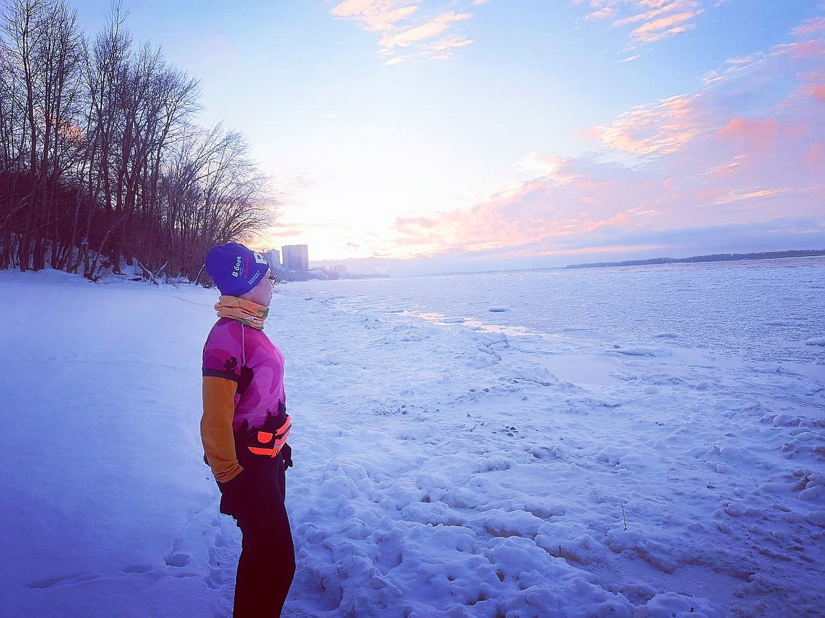 Это я во время одной из декабрьских пробежек любуюсь закатом над Волгой в Самаре