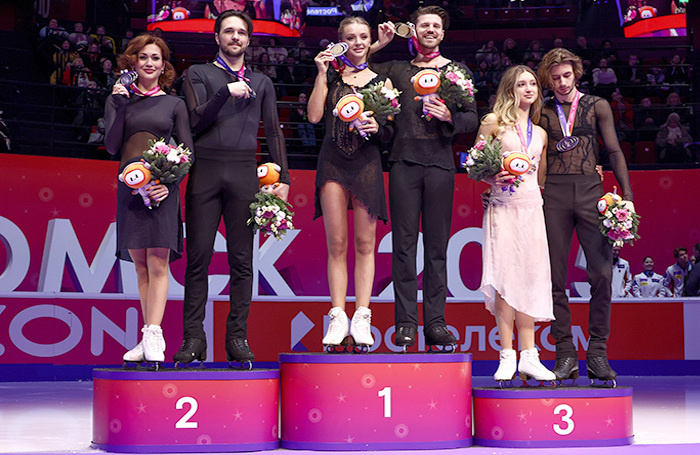    Александра Степанова и Иван Букин (1 место), Елизавета Худайбердиева и Егор Базин (2 место), Ирина Хавронина и Девид Нарижный (3 место).Кирилл Кухмарь/ТАСС