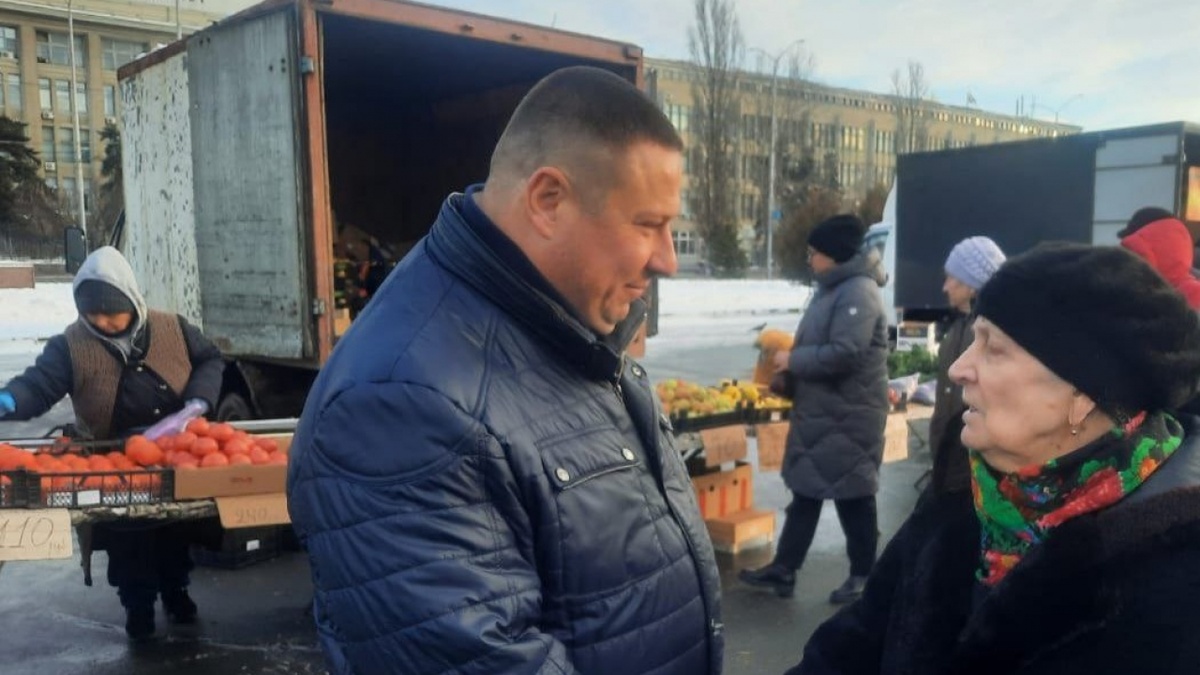    Министра Ковальского заметили на ярмарке в центре СаратоваНовости Саратова и области – Сетевое издание «Репортер64»