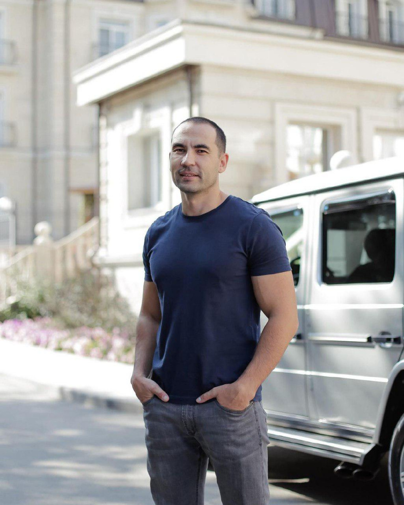 Руслан Саржанов ведет экспертный блог в Instagram, где, как специалист по маркетингу, делится полезной информации о продвижении блога