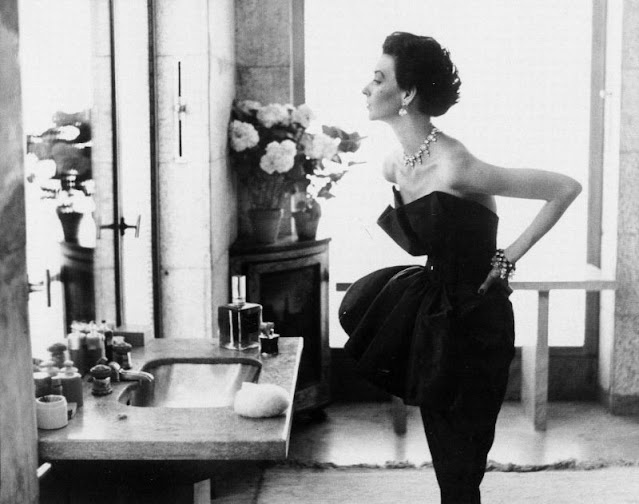 Дориан Ли в коктейльном платье от Роберта Пиге, сфотографированная Ричардом Аведоном в квартире Хелены Рубинштейн в Париже, Harper's Bazaar, октябрь 1949 г.
